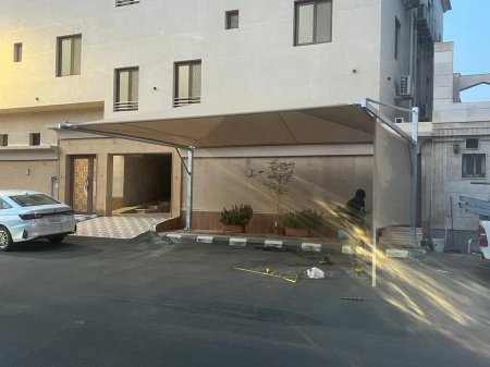 تركيب مظلات في حي القيروان بالرياض